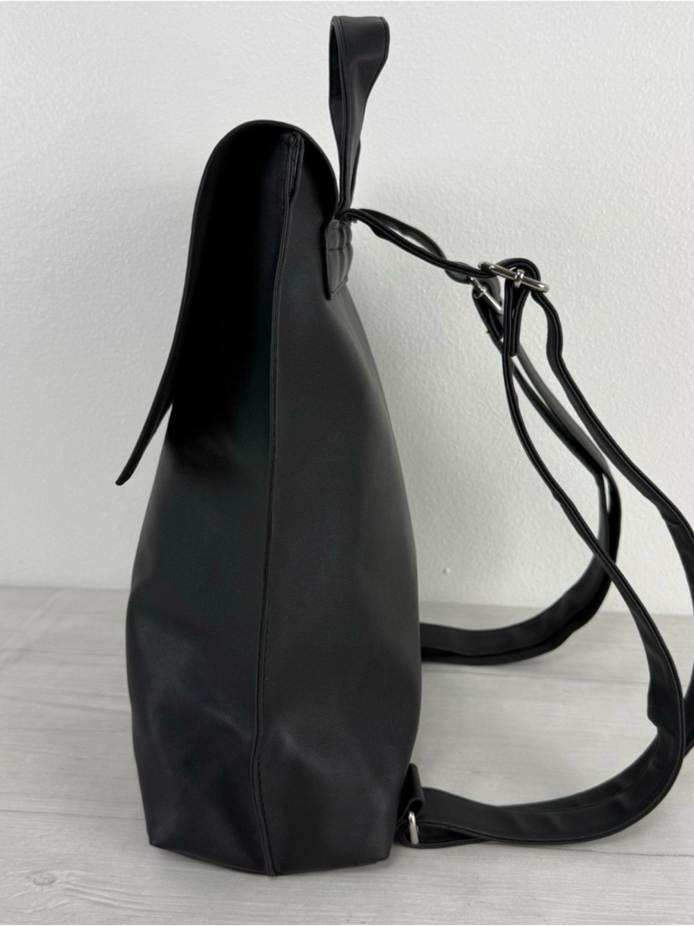 Roots Leather Rucksack Backpack - Picture 2 of 6